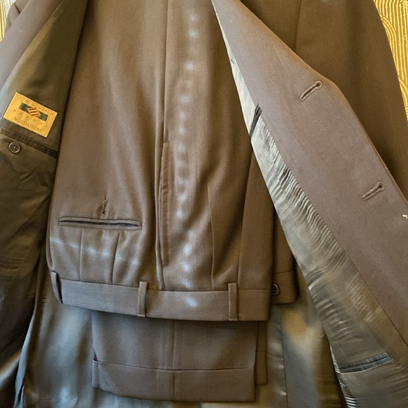 Joseph Abboud Men’s Black Suit/42R - Picture 3 of 3